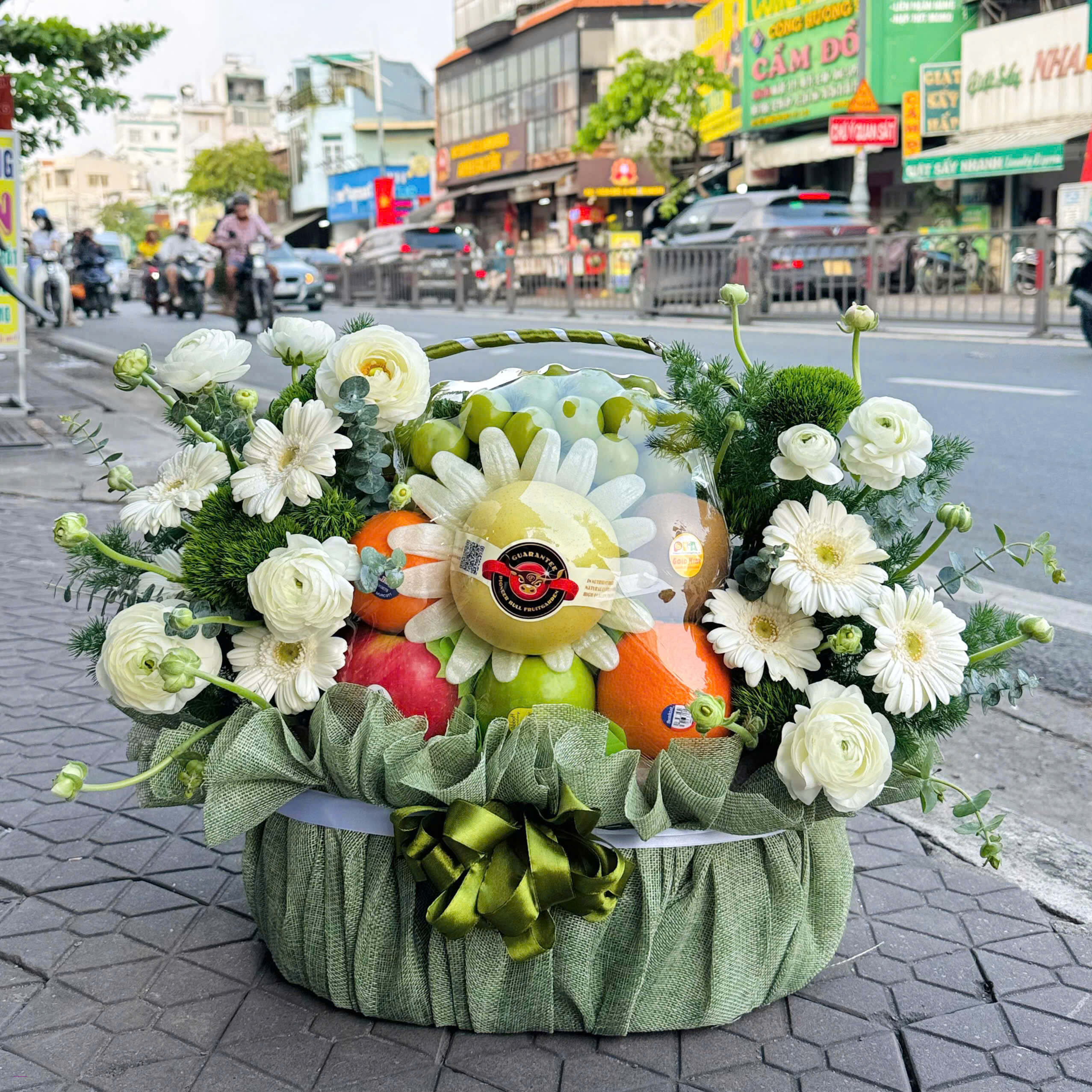 Giỏ Trái Cây Mix Hoa Trắng Trang Nhã