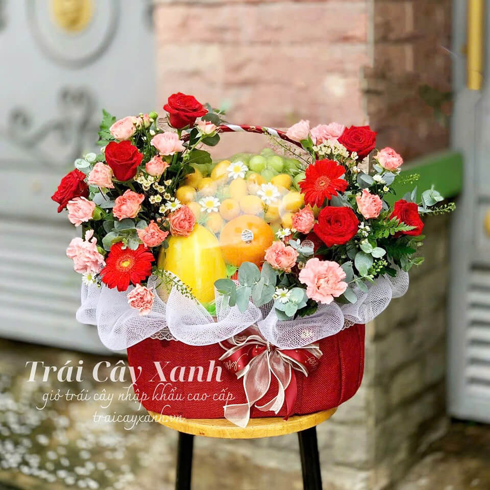 Giỏ Trái Cây Nhập Và Hoa Tươi Tone Đỏ – TCX002