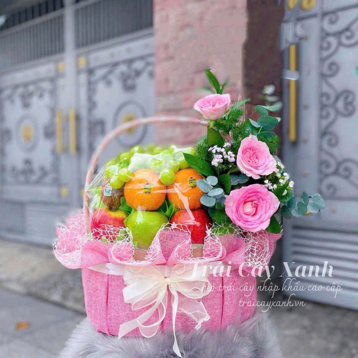 Giỏ Trái Cây Nhập Và Hoa Tươi Tone Hồng