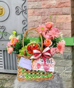 Giỏ trái cây kèm hoa tươi xách tay