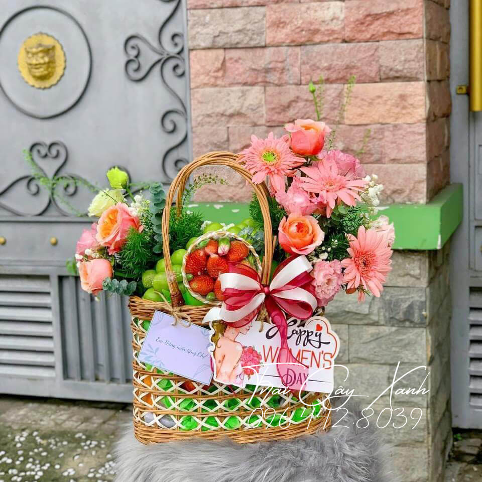 Giỏ trái cây kèm hoa tươi xách tay